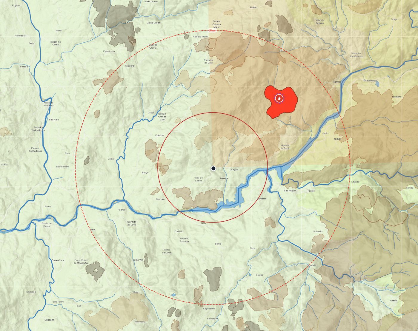 Vigia's fire map: alert rings around the land, a satellite heat detection, burnt areas from past seasons, rivers and creeks